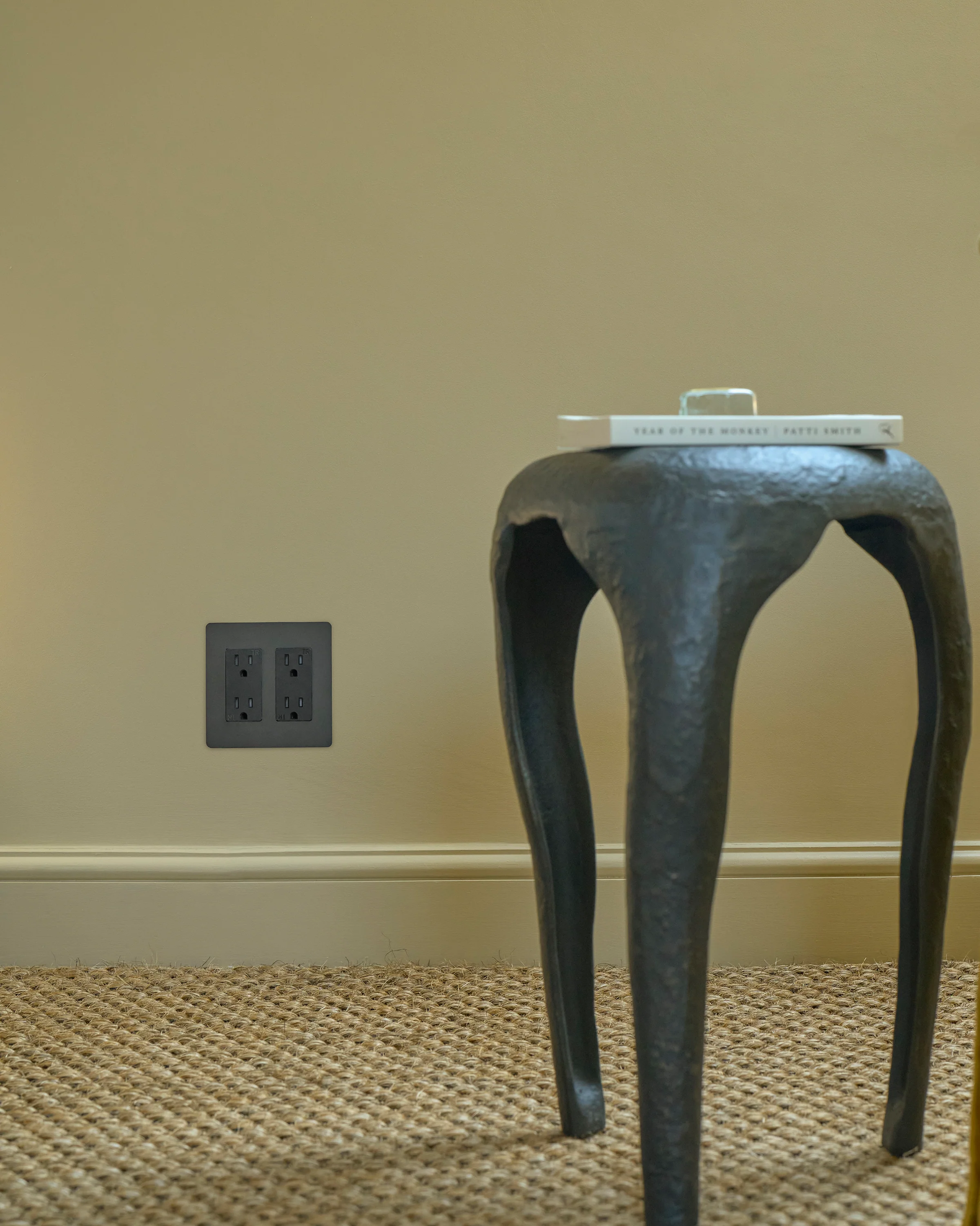 Kew 2G Outlet - Bronze Black - Image 3