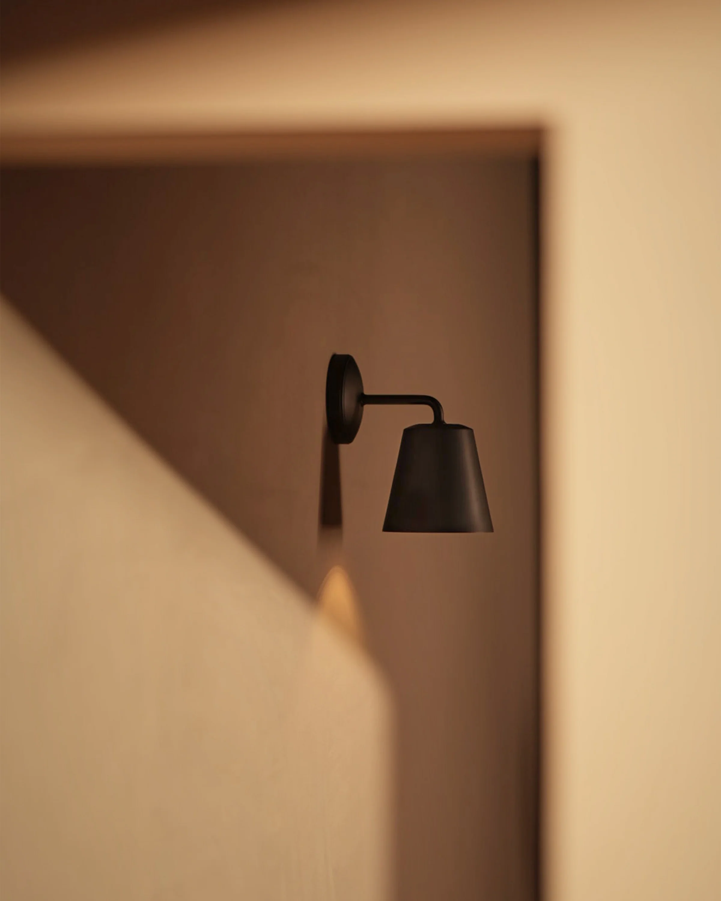 Richmond Medium Wall Light - Bronze - Image 4