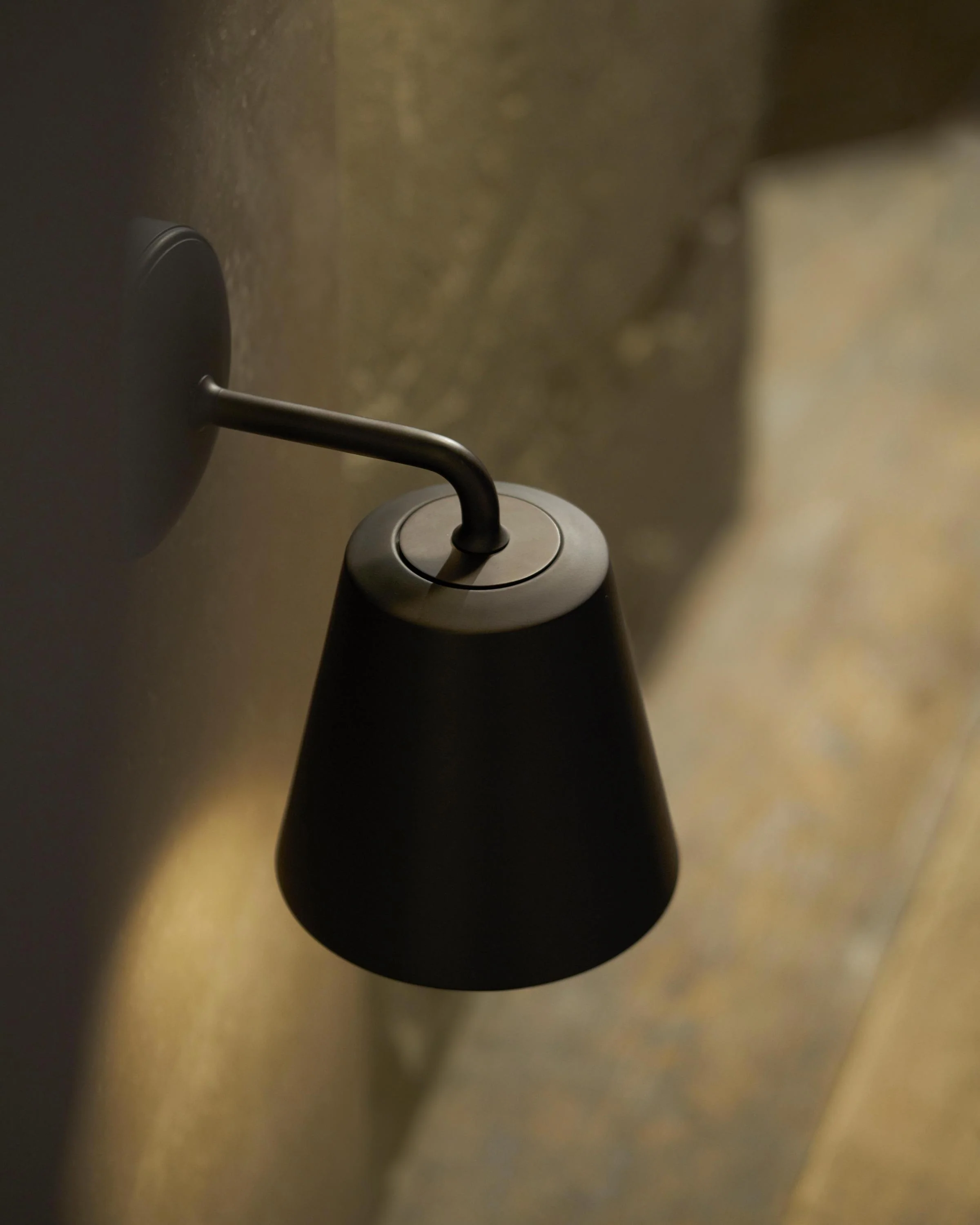 Richmond Medium Wall Light - Bronze - Image 5