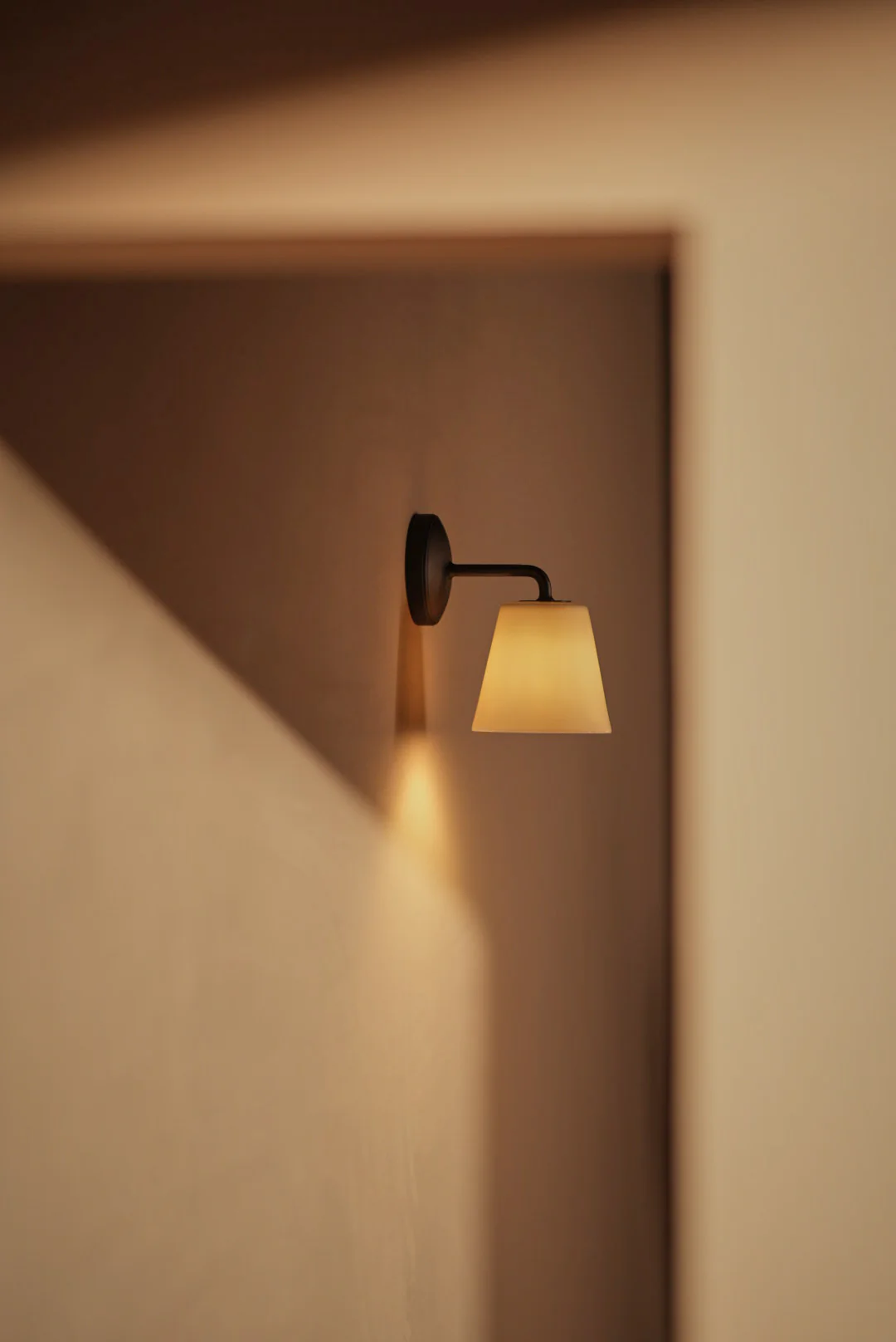 Richmond Medium Wall Light Fine Porcelain - Bronze - Image 4